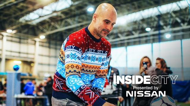 Pep embalando presentes de Natal.